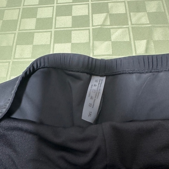 Woman’s swim shorts - Picture 3 of 3